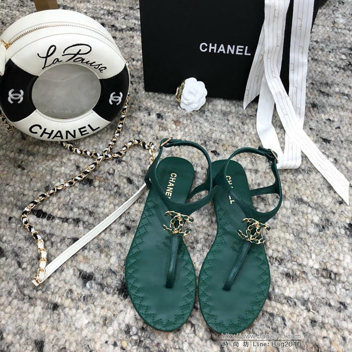 CHANEL香奈兒 19ssarrival 簡約時尚 超美夾腳款 大雙C五金logo 小羊皮材質 原單真皮大底 時尚百搭款 女士凉鞋  dsX2489